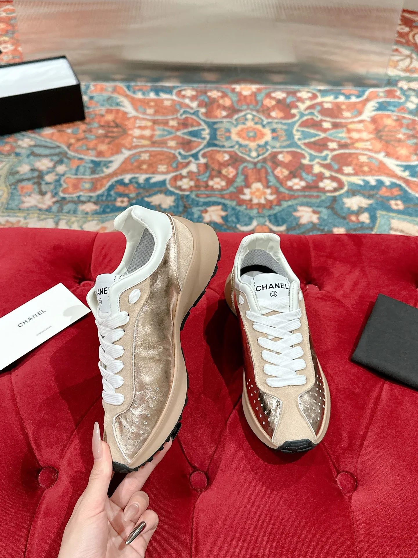 👟👟Ex-factory price 600👟👟 CHANEL Chanel classic sneakers, super internet celebrity series! There are so many Internet celebrities on their feet, and the counter is super popular〰️〰️ The world of Chanel has always been a dream for girls, the simple partition design is a super interpretation of multiple texture effects, the most eye-catching LOGO double C is also my favorite, no matter how you match it on your feet, the effect is completely amazing✔✔✔I must recommend you to buy this one⚡️⚡️Bangladesh environmentally friendly leather upper, original private model TPU outsole The color details are all compared 🆚 at the counter! Perfect presentation with zero color difference ❥ ❥ Every detail is beyond the genuine level! There is no pressure in and out of the counter☑️Number of yards: 35-40